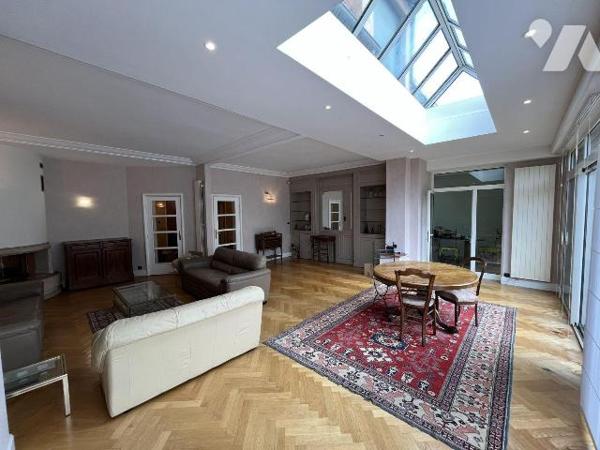 Jolie maison , d'une superficie habitables d'environ 275 m2, bâtie sur une parcelle de 305 m2, ...