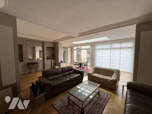 Jolie maison , d'une superficie habitables d'environ 275 m2, bâtie sur une parcelle de 305 m2, ...