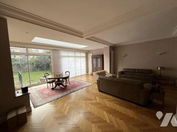 Jolie maison , d'une superficie habitables d'environ 275 m2, bâtie sur une parcelle de 305 m2, ...