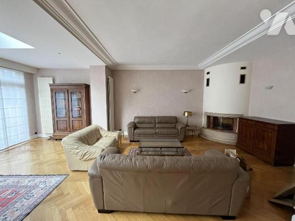 Jolie maison , d'une superficie habitables d'environ 275 m2, bâtie sur une parcelle de 305 m2, ...