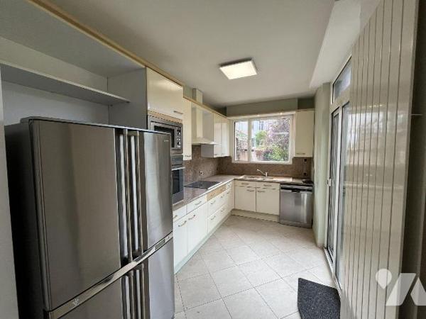 Jolie maison , d'une superficie habitables d'environ 275 m2, bâtie sur une parcelle de 305 m2, ...