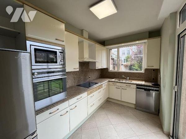 Jolie maison , d'une superficie habitables d'environ 275 m2, bâtie sur une parcelle de 305 m2, ...