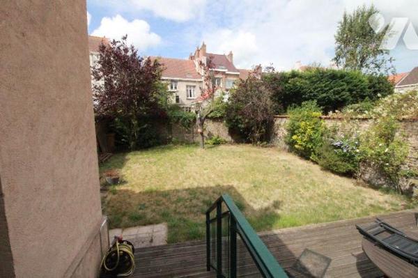 Jolie maison , d'une superficie habitables d'environ 275 m2, bâtie sur une parcelle de 305 m2, ...