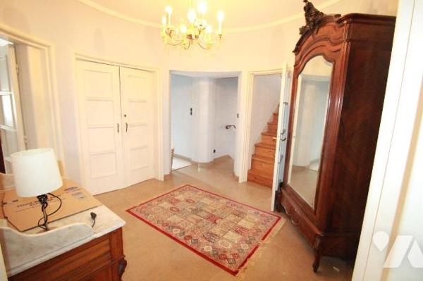 Jolie maison , d'une superficie habitables d'environ 275 m2, bâtie sur une parcelle de 305 m2, ...