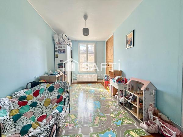 A SOISSONS 02, MAISON DE VILLE DE 179 M2 AVEC 4 CHAMBRES, PARKING ET CAVE SUR TERRAIN DE 151 M2.