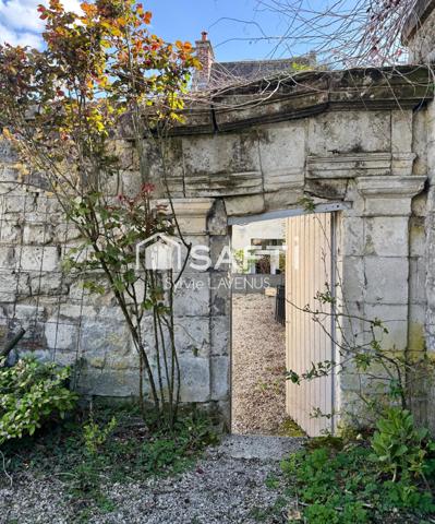 A SOISSONS 02, MAISON DE VILLE DE 179 M2 AVEC 4 CHAMBRES, PARKING ET CAVE SUR TERRAIN DE 151 M2.