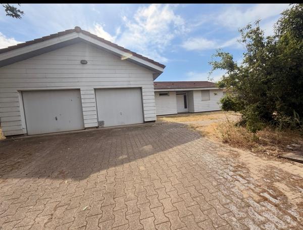 Maison  de plain pied A LOUER  avec double garage sur Les Martres De Veyre