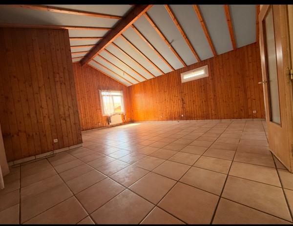 Maison  de plain pied A LOUER  avec double garage sur Les Martres De Veyre