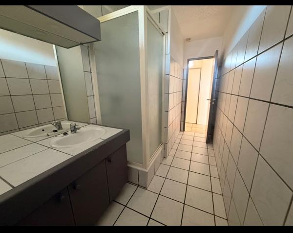 Maison  de plain pied A LOUER  avec double garage sur Les Martres De Veyre