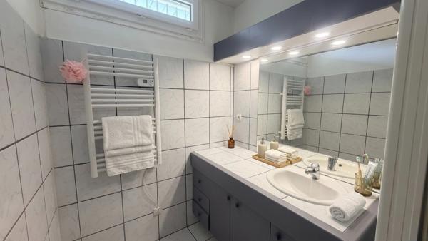 Maison  de plain pied A LOUER  avec double garage sur Les Martres De Veyre