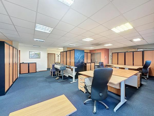 BUREAUX DE 200M2 DIVISIBLES + BALCON + 7 PL PARKING