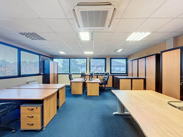 BUREAUX DE 200M2 DIVISIBLES + BALCON + 7 PL PARKING