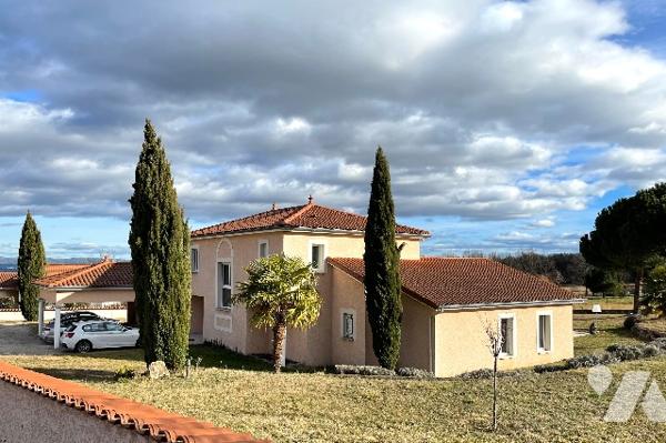 Maison à 5 min de MONTBRISON, au calme avec 1900m² de terrain.