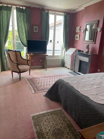 28210 NOGENT LE ROI centre ville 300 m2 terrain 959 m2