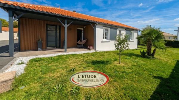 Maison familiale avec piscine chauffée, jardin clos et prestations.