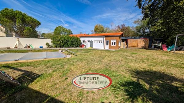 Maison familiale avec piscine chauffée, jardin clos et prestations.