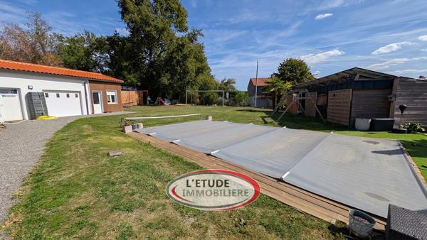 Maison familiale avec piscine chauffée, jardin clos et prestations.