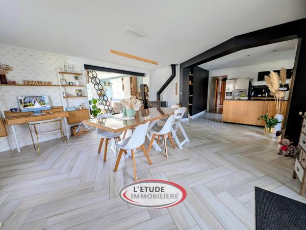 Maison familiale avec piscine chauffée, jardin clos et prestations.
