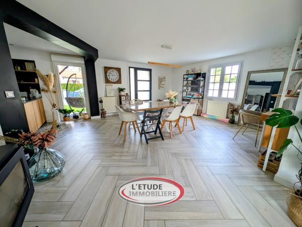 Maison familiale avec piscine chauffée, jardin clos et prestations.