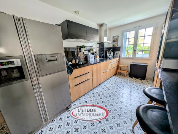 Maison familiale avec piscine chauffée, jardin clos et prestations.