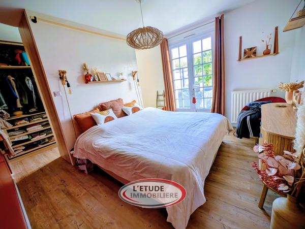 Maison familiale avec piscine chauffée, jardin clos et prestations.