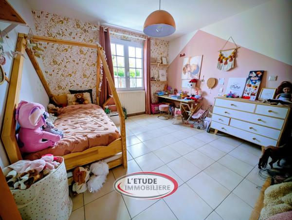 Maison familiale avec piscine chauffée, jardin clos et prestations.