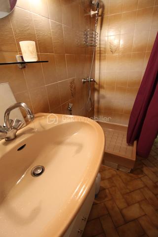 Sud Aveyron. Saint Jean du Bruel, village avec toutes les commodités. Découvrons ensemble ce charmant appartement F2 de 45 m env situé au premier étage d'un immeuble bien entretenu, offrant un cadre de vie agréable, avec des charges annuelles très faibles. Dès l'entrée, vous serez séduit par sa pièce lumineuse agrémentée d'un cheminée, idéale pour des soirées chaleureuses. L'appartement se compose également d'une chambre  et d'un salon confortable, pouvant être aménagé selon vos envies ( bureau, chambre supplémentaire.... ) Un véritable atout pour ce bien sa cour ombragée attenante, offrant un espace extérieur privatif rare en appartement, parfait pour profiter des beaux jours en toute tranquillité.
Idéalement situé dans la vallée de la Dourbie, aux portes des Cévennes.Contact Guy Jayet au 0611566624
