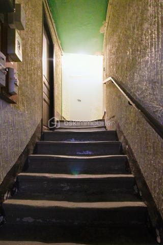 Sud Aveyron. Saint Jean du Bruel, village avec toutes les commodités. Découvrons ensemble ce charmant appartement F2 de 45 m env situé au premier étage d'un immeuble bien entretenu, offrant un cadre de vie agréable, avec des charges annuelles très faibles. Dès l'entrée, vous serez séduit par sa pièce lumineuse agrémentée d'un cheminée, idéale pour des soirées chaleureuses. L'appartement se compose également d'une chambre  et d'un salon confortable, pouvant être aménagé selon vos envies ( bureau, chambre supplémentaire.... ) Un véritable atout pour ce bien sa cour ombragée attenante, offrant un espace extérieur privatif rare en appartement, parfait pour profiter des beaux jours en toute tranquillité.
Idéalement situé dans la vallée de la Dourbie, aux portes des Cévennes.Contact Guy Jayet au 0611566624