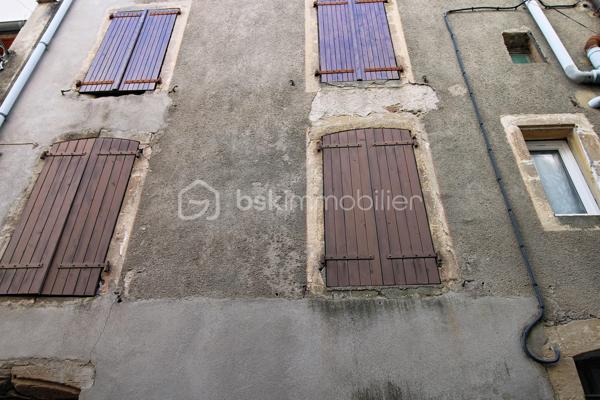 Sud Aveyron. Saint Jean du Bruel, village avec toutes les commodités. Découvrons ensemble ce charmant appartement F2 de 45 m env situé au premier étage d'un immeuble bien entretenu, offrant un cadre de vie agréable, avec des charges annuelles très faibles. Dès l'entrée, vous serez séduit par sa pièce lumineuse agrémentée d'un cheminée, idéale pour des soirées chaleureuses. L'appartement se compose également d'une chambre  et d'un salon confortable, pouvant être aménagé selon vos envies ( bureau, chambre supplémentaire.... ) Un véritable atout pour ce bien sa cour ombragée attenante, offrant un espace extérieur privatif rare en appartement, parfait pour profiter des beaux jours en toute tranquillité.
Idéalement situé dans la vallée de la Dourbie, aux portes des Cévennes.Contact Guy Jayet au 0611566624