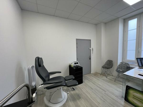 Local professionnel avec parking disponible quartier L'Houmeau