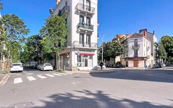 Immeuble à vendre    14 pièces • 260 m2 Vichy