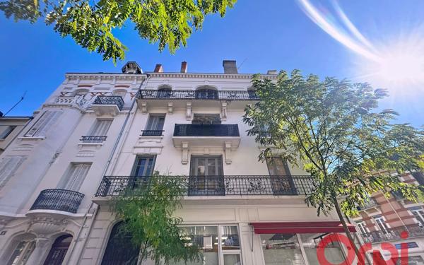 Immeuble à vendre    14 pièces • 260 m2 Vichy