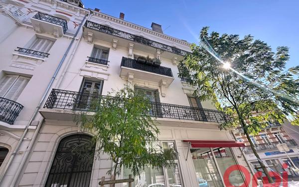 Immeuble à vendre    14 pièces • 260 m2 Vichy