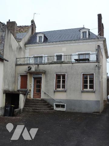 Maison et ancien magasin à vendre à Mayet (72) 
Logement et murs du magasin, comprenant :
1/ ...