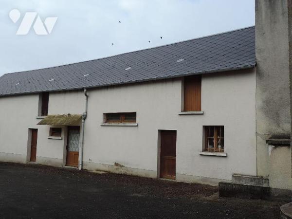 Maison et ancien magasin à vendre à Mayet (72) 
Logement et murs du magasin, comprenant :
1/ ...