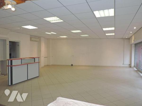 Maison et ancien magasin à vendre à Mayet (72) 
Logement et murs du magasin, comprenant :
1/ ...