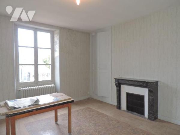 Maison et ancien magasin à vendre à Mayet (72) 
Logement et murs du magasin, comprenant :
1/ ...