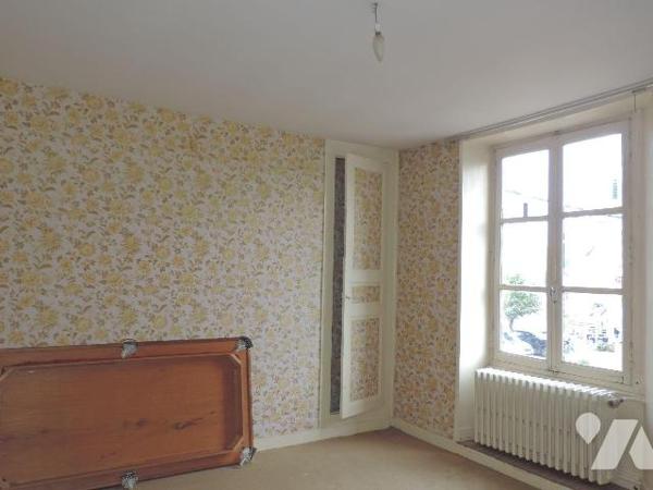 Maison et ancien magasin à vendre à Mayet (72) 
Logement et murs du magasin, comprenant :
1/ ...