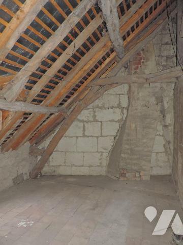 Maison et ancien magasin à vendre à Mayet (72) 
Logement et murs du magasin, comprenant :
1/ ...