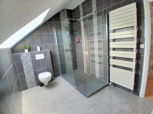 VILLA FAMILIALE INDIVIDUELLE DE PRESTIGE EN SEMI PLAIN-PIED DE 262 M² SUR UNE PARCELLE DE PLUS DE 2 000 M²