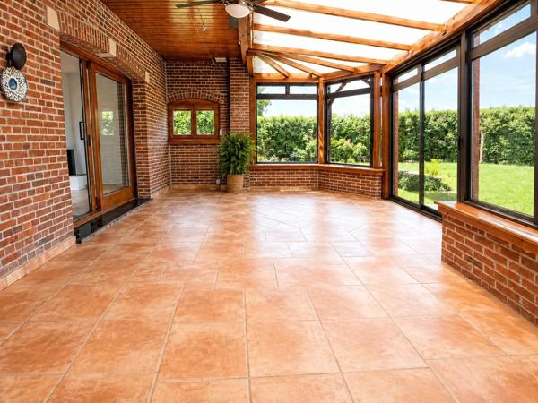 VILLA FAMILIALE INDIVIDUELLE DE PRESTIGE EN SEMI PLAIN-PIED DE 262 M² SUR UNE PARCELLE DE PLUS DE 2 000 M²