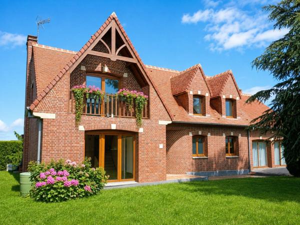 VILLA FAMILIALE INDIVIDUELLE DE PRESTIGE EN SEMI PLAIN-PIED DE 262 M² SUR UNE PARCELLE DE PLUS DE 2 000 M²