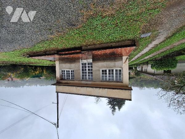 Local à usage commercial à Villefranche-de-Rouergue, sur un axe offrant une belle visibilité.