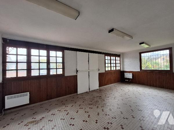 Local à usage commercial à Villefranche-de-Rouergue, sur un axe offrant une belle visibilité.