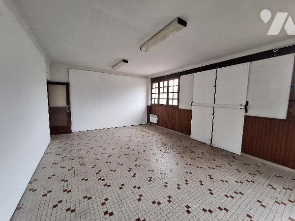 Local à usage commercial à Villefranche-de-Rouergue, sur un axe offrant une belle visibilité.