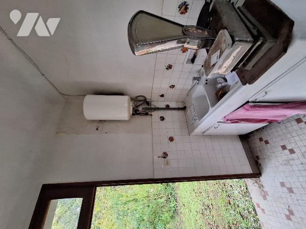 Local à usage commercial à Villefranche-de-Rouergue, sur un axe offrant une belle visibilité.