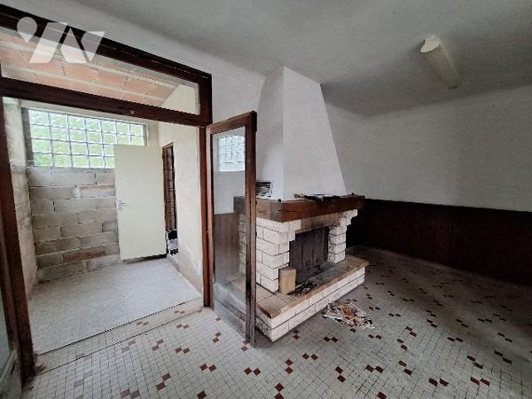 Local à usage commercial à Villefranche-de-Rouergue, sur un axe offrant une belle visibilité.