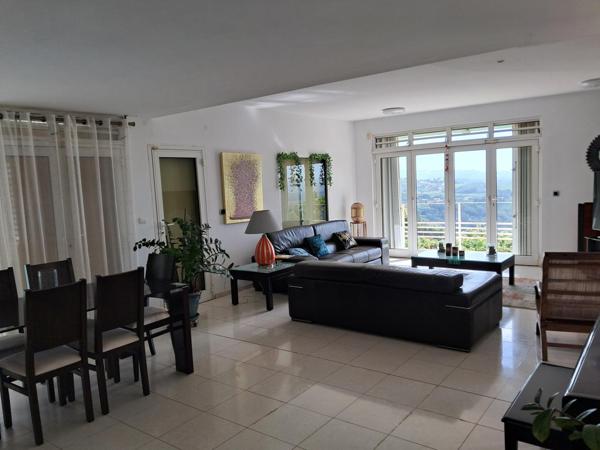 Maison d'architecte avec une belle vue dégagée