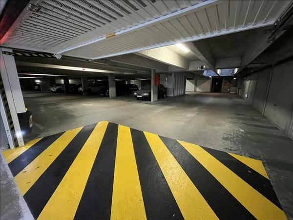 Parking à vendre |  Les Clayes-sous-Bois |  Places dans un garage collectif | 12 m²