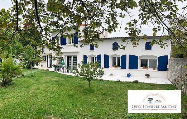 AUTHENTIQUE CHARENTAISE sur 5000 m² terrain avec piscine et vue sur le Marais